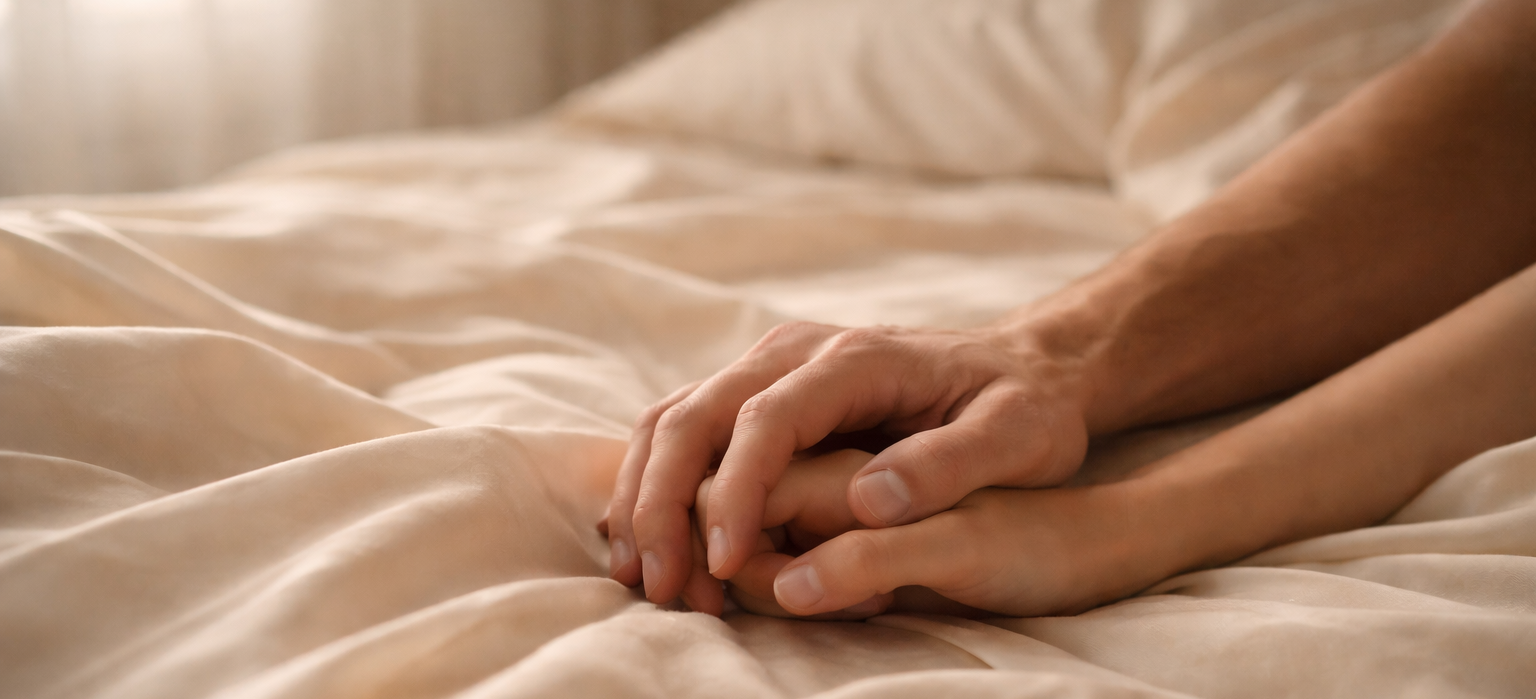 EroLure homepage foto 4 een vrouwen en mannen hand die elkaar vasthouden